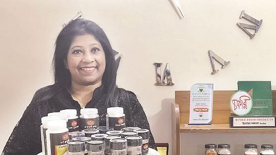নিজের তৈরি মসলা হাতে মাহমুদা সুলতানা