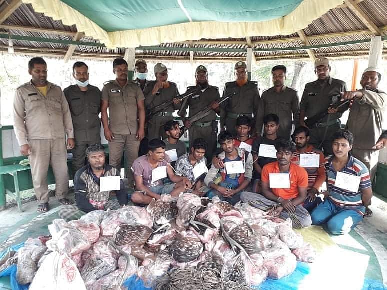 পশুর নদের পাশ থেকে আটক ব্যক্তিদের কাছে ছিল হরিণের মাংস ও ফাঁদ