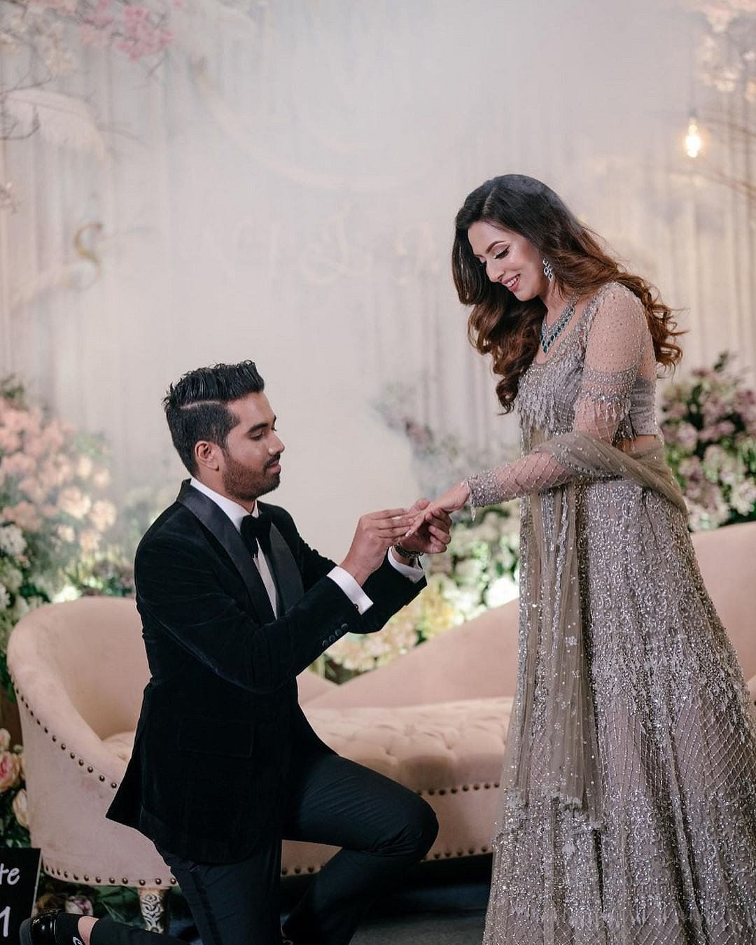  মিম এদিন পরেছিলেন ডিজাইনার সারাহ করিমের লেহেঙ্গা। রুপালি আর ছাই রঙের মিশেলের এই লেহেঙ্গাজুড়ে পাথর, জরির এমব্রয়ডারি আর মুক্তার ভারী কাজ। গলায় আর কানে ছিল মানানসই গয়না। মিমের মেকআপ করেছে এলিগ্যান্ট মেকওভার অ্যান্ড ফ্যাশন