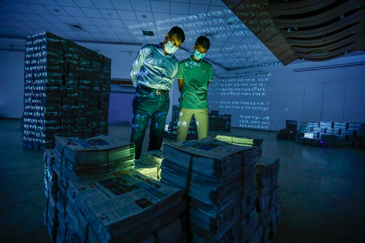 প্রদর্শনী ঘুরে দেখছেন দুই দর্শনার্থী। প্রতিদিন বেলা ১১টা থেকে রাত ৮টা পর্যন্ত এই প্রদর্শনী উন্মুক্ত থাকবে।