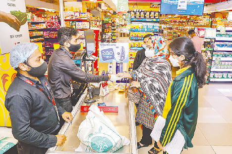 রাজধানী ঢাকাসহ সারা দেশে স্বপ্নের আউটলেটের সংখ্যা ১৯০। এসব আউটলেটে প্রায় তিন হাজার কর্মী বিভিন্ন পদে কাজ করছেন। ছবি: সাবিনা ইয়াসমিন। কৃতজ্ঞতা: স্বপ্ন