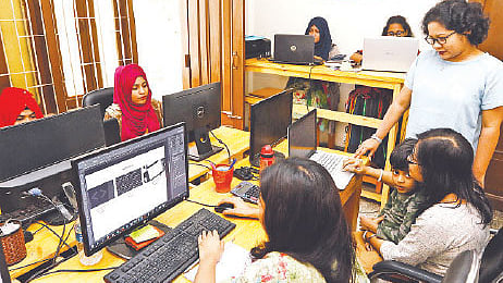 কর্মীদের কাজ তদারক করছেন আছিয়া নীলা (দাঁড়ানো)