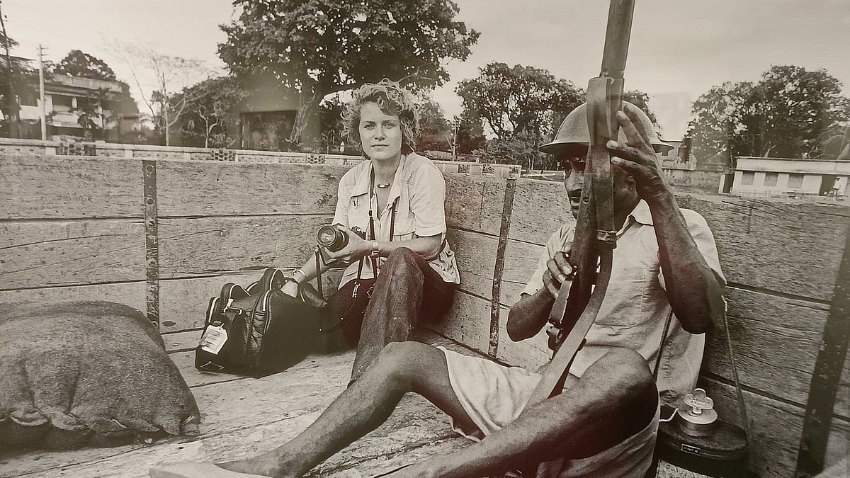 ট্রাকে একজন মুক্তিযোদ্ধার পাশে অ্যান ডি হেনিং, ৮ এপ্রিল ১৯৭১