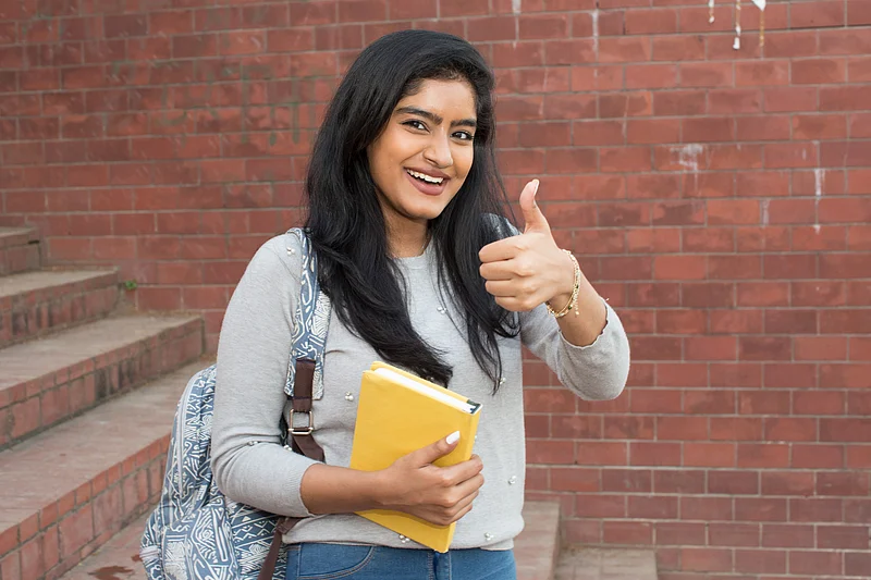 বিদেশে উচ্চশিক্ষা শুধু নতুন অভিজ্ঞতা নয়, এটি একটি পরিকল্পিত ধাপ, যা বুদ্ধিবৃত্তিক বিকাশ, ক্যারিয়ারের উন্নয়ন ও সাংস্কৃতিক সমন্বয়ের সুযোগ এনে দেয়

