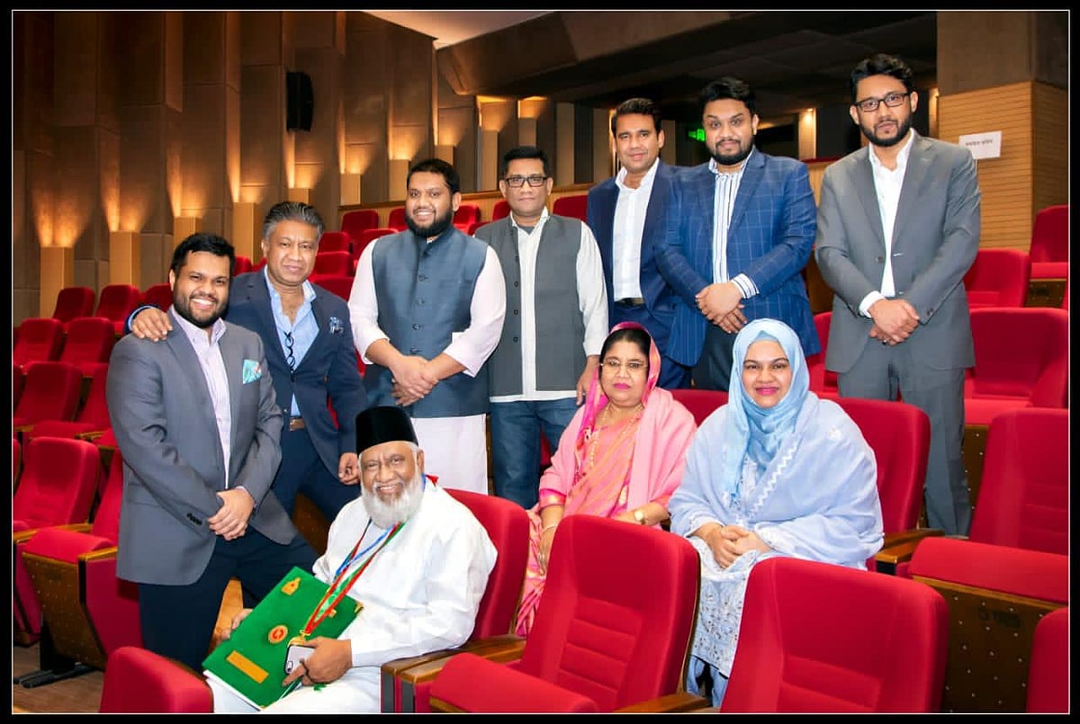 সাত ছেলে, এক মেয়ে, সহধর্মিণীসহ একুশে পদক হাতে পিএইচপি গ্রুপের প্রতিষ্ঠাতা সুফী মিজানুর রহমান