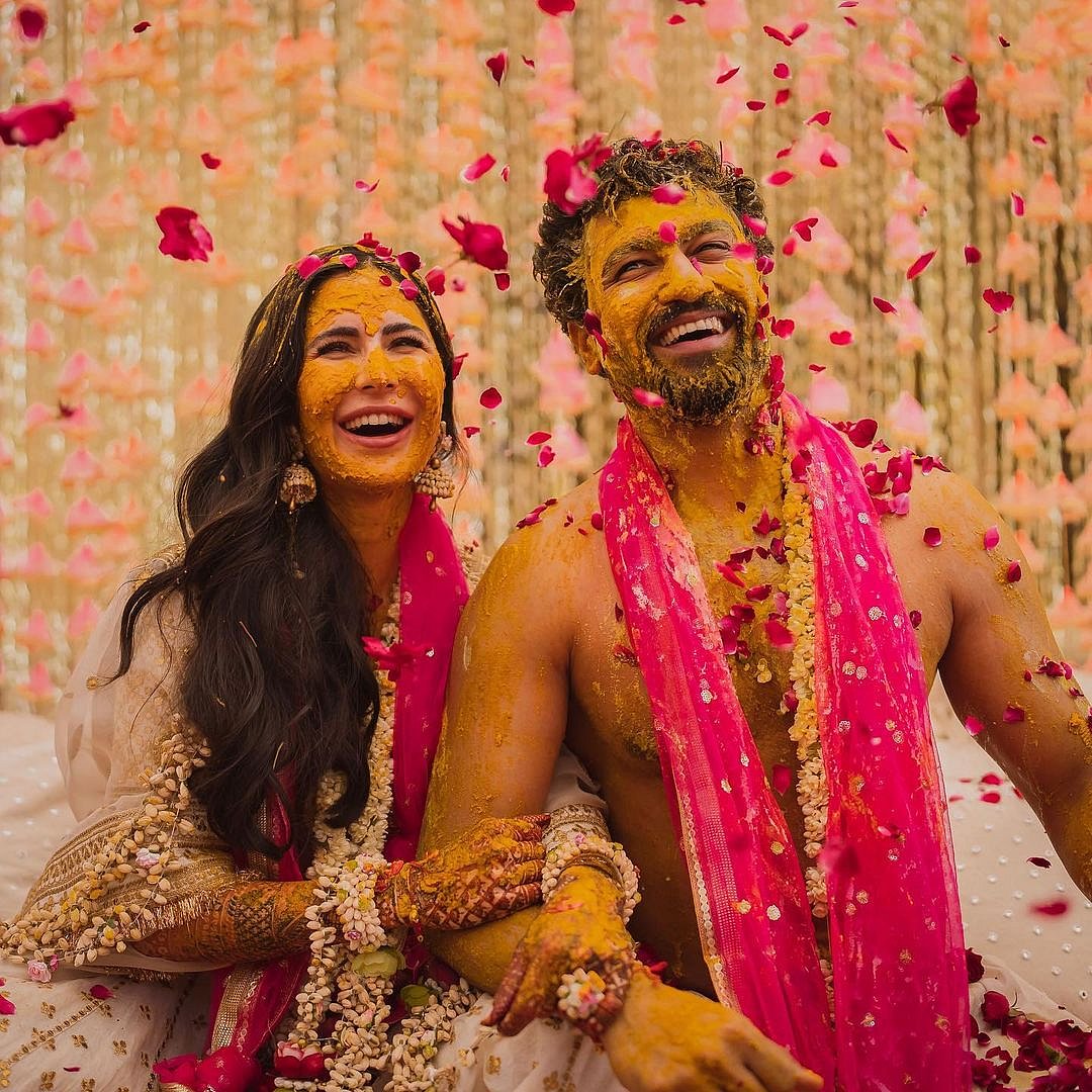 জীবনের সবচেয়ে গুরুত্বপূর্ণ আর আনন্দের দিনে সব্যসাচীর নকশা করা পোশাকে সবচেয়ে সুন্দর হয়ে ওঠেন ক্যাটরিনা কাইফ আর ভিকি কৌশল