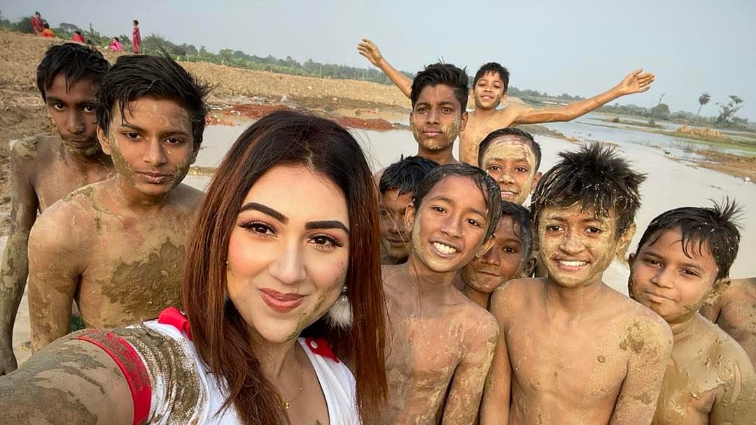 ঢালিউড তারকা অপু বিশ্বাসের সেলফিতে একদল শিশু