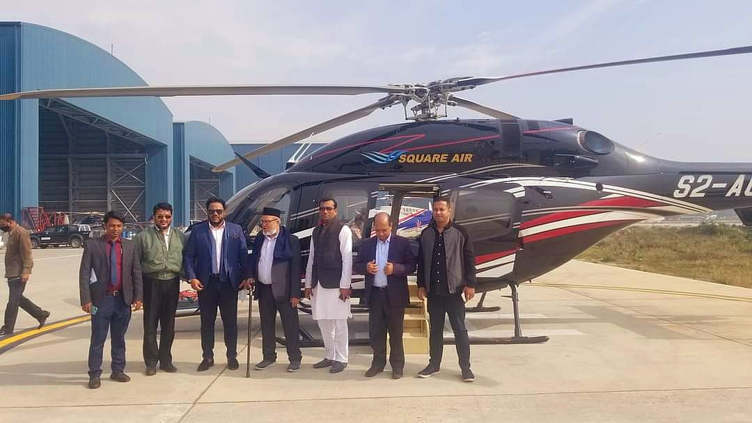 সুনামগঞ্জের শাল্লা উপজেলায় ইউপি নির্বাচনে দলীয় প্রার্থীর সভায় যোগ দিতে ঢাকা থেকে হেলিকপ্টারে করে রওনা হওয়ার আগে সুনামগঞ্জ জেলা আওয়ামী লীগের সভাপতি, সাধারণ সম্পাদকসহ অন্যরা। ছবিটি জেলা আওয়ামী লীগের স্বাস্থ্যবিষয়ক সম্পাদক আবুল কালাম চৌধুরীর ফেসবুক আইডি থেকে নেওয়া।