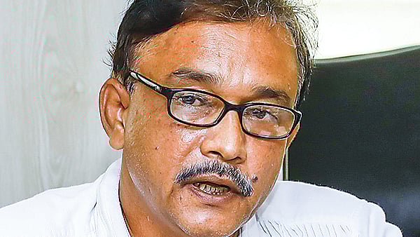 চলচ্চিত্র পরিচালক আবু সাইয়ীদ আজ রোববার সকালে তাঁর ফেসবুকে লিখেছেন, ‘প্রতিদিন গান শুনবেন। অন্যকেও গান শুনতে উৎসাহিত করবেন। গলা যেমনই হোক, মাঝে মাঝে গান করবেন। পারলে প্রতিদিন। তাতে মন ও ফুসফুস উভয়ই ভালো থাকবে।’