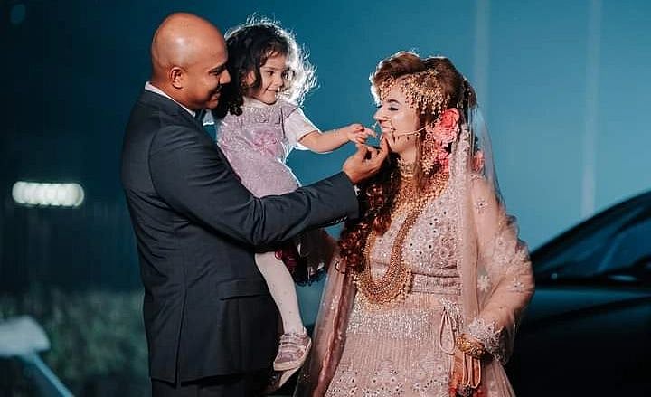 বাবা হাবিবুর রহমান ও মা নাতালিয়া রহমানের সঙ্গে মেয়ে নাদিয়া রহমান