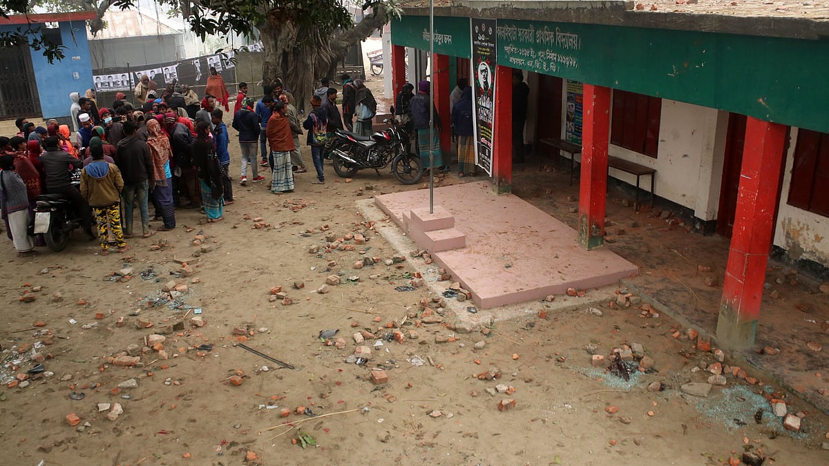 বালিয়াদিঘী ইউপি নির্বাচনে বিজিবির গুলিতে এই কালাইহাটা সরকারি প্রাথমিক বিদ্যালয় ভোটকেন্দ্রেই বিজিবির গুলিতে চার জন নিহত হয়েছেন। তছনছ গোটা বিদ্যালয় মাঠ ও শ্রেণিকক্ষ