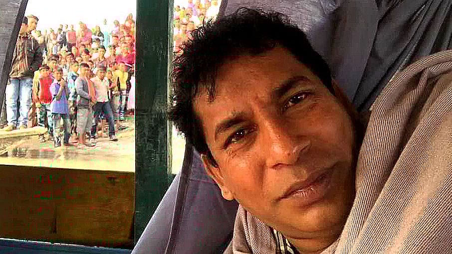 হাজারো মানুষের ভিড়ের মধ্যে চলছে শুটিং