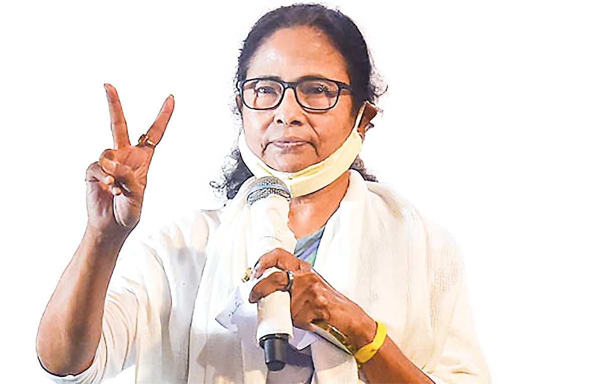 পশ্চিমবঙ্গে ফের মমতা
ভারতের পশ্চিমবঙ্গের বিধানসভা নির্বাচনে তৃণমূল কংগ্রেসের বিপুল বিজয়ের মধ্য দিয়ে টানা তৃতীয়বারের মতো মুখ্যমন্ত্রী হয়েছেন মমতা বন্দ্যোপাধ্যায়। অন্যান্য বারের তুলনায় এবারের বিধানসভা নির্বাচন ছিল আলাদা। এই নির্বাচনের একদিকে ছিল রাজ্যে ক্ষমতাসীন তৃণমূল, অন্যদিকে ছিল কেন্দ্রে ক্ষমতাসীন বিজেপি