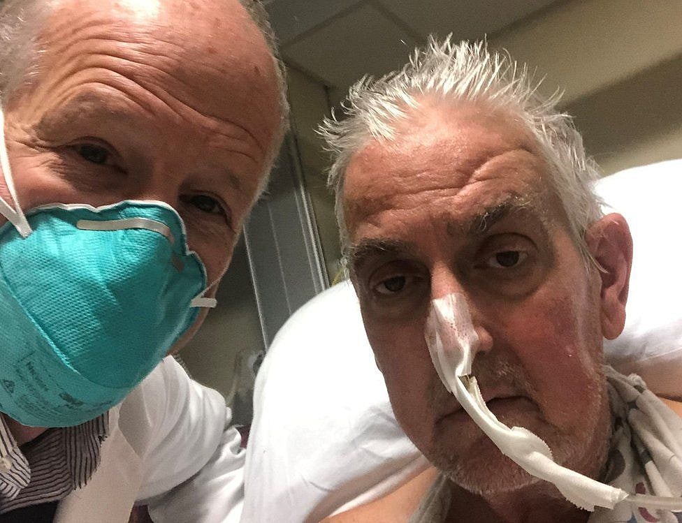 চলতি মাসের শুরুতে সার্জন বার্টলি গ্রিফিথের সঙ্গে ডেভিড বেনেটের (ডানে) ছবি