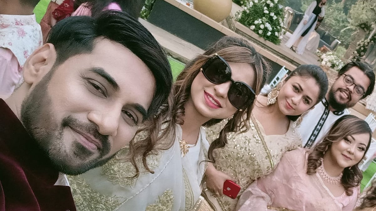 সজলের সেলফিতে (বাম থেকে) মিলা হোসেন, ফারিয়া শাহরিন, পরিচালক মাবরুর রশিদ ও তাঁর স্ত্রী সানিয়া আফরিন— তাঁরা সবাই করোনা আক্রান্ত