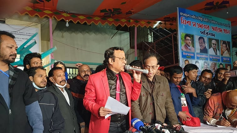 ফলাফল ঘোষণা করছেন প্রধান নির্বাচন কমিশনার পীরজাদা শহীদুল হারুন