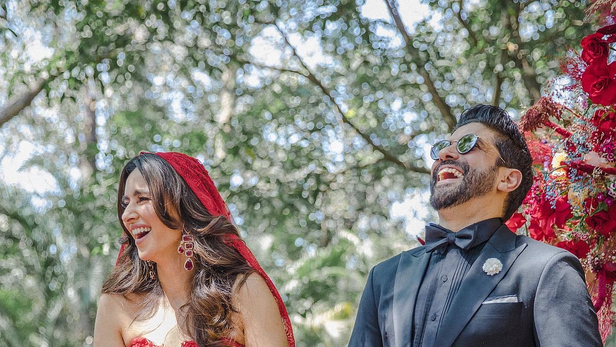 ক্যাপশনে ফারহান জানিয়েছেন, ‘কিছুদিন আগে, শিবানী এবং আমি আমাদের একসঙ্গে থাকাটা উদ্‌যাপন করেছি। যাঁরা আমাদের গোপনীয়তার জন্য প্রয়োজনীয় সবকিছুকে সম্মান করেছেন, তাঁদের প্রতি আমরা গভীরভাবে কৃতজ্ঞ। আপনাদের সঙ্গে কিছু মূল্যবান মুহূর্ত ভাগ করে নেওয়া এবং আপনাদের আশীর্বাদ ছাড়া অসম্পূর্ণ, যখন আমরা একসঙ্গে সময়ের আকাশজুড়ে আমাদের যাত্রা শুরু করি। আমাদের পক্ষ থেকে সবাইকে অনেক ভালোবাসা।’