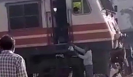 ট্রেন থামিয়ে কচুরি নেওয়ার সেই দৃশ্য।  সংগৃহীত