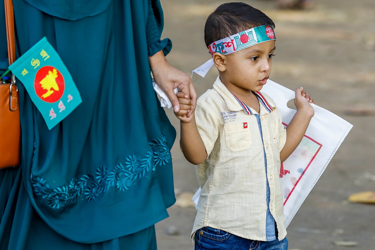  মায়ের সঙ্গে বইমেলায় এসেছে শিশুটি। তার এক মুঠোয় মায়ের আঙুল, আরেক মুঠোয় বইয়ের ব্যাগ
