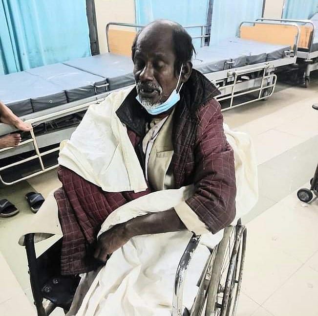 আট দিন আগে ঢাকার মাদারটেকের একটি রাস্তায় অসুস্থ হয়ে পড়ে ছিলেন এই ব্যক্তি। তাঁকে উদ্ধার করে হাসপাতালে ভর্তি করেছিল পুলিশ। ঢাকার রাস্তা থেকে উদ্ধার করোনা রোগীর মৃত্যু