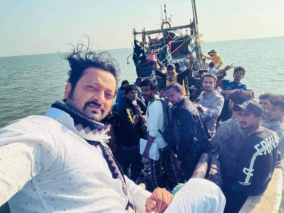 সমুদ্রগামী ট্রলারে সাইমন