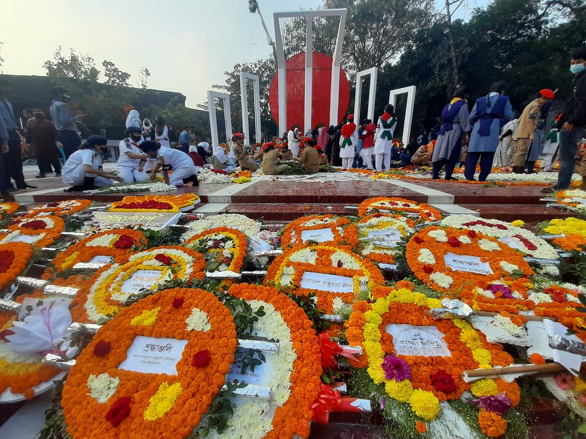 ফুলে ফুলে ঢাকা কেন্দ্রীয় শহীদ মিনার 