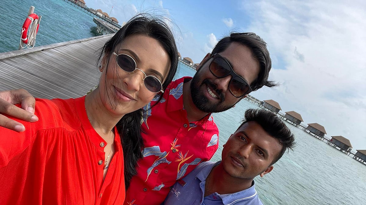 মিম ও সনি মালদ্বীপে প্রবাসী বাঙালি ভক্তের সঙ্গে