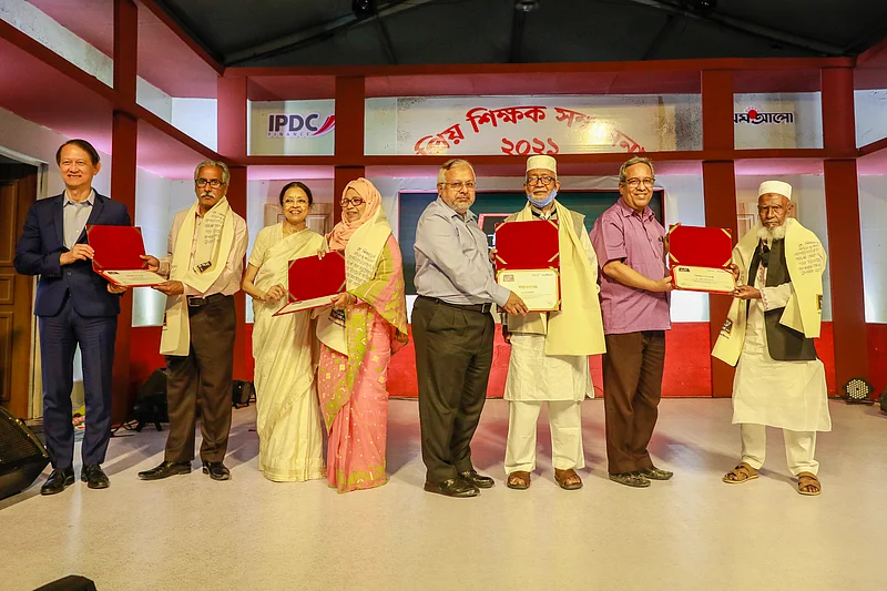 প্রিয় শিক্ষকদের হাতে সম্মাননা স্মারক তুলে দেন আমন্ত্রিত অতিথিরা