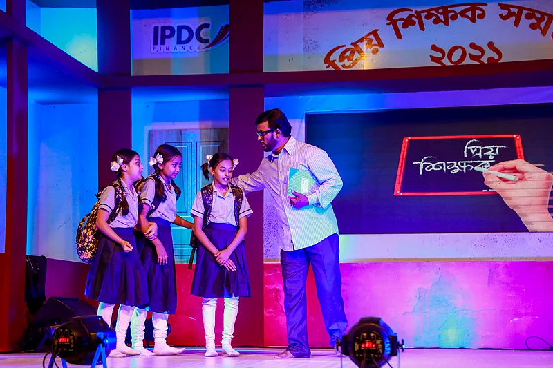 প্রিয় শিক্ষক সম্মাননা অনুষ্ঠানে সাংস্কৃতিক আয়োজনে ‘নিত্যনঙ্গ’র শিল্পীদের পরিবেশনা