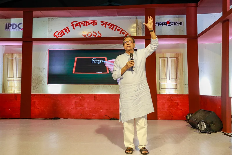 অনুষ্ঠানে বক্তব্য দেন প্রথম আলো সম্পাদক মতিউর রহমান