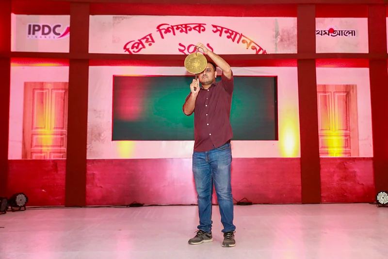 স্কুলের ঘণ্টা বাজিয়ে শুরু করা হয় আইপিডিসি-প্রথম আলো প্রিয় শিক্ষক সম্মাননা ২০২১ অনুষ্ঠান