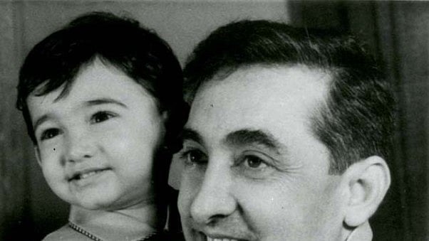 ১৯৬৫ সালের ১৪ মার্চ বোম্বেতে (মুম্বাই) তাহির হোসেন–জিনাত হোসেন দম্পতির ঘর আলো করে আসেন এই ছেলে।