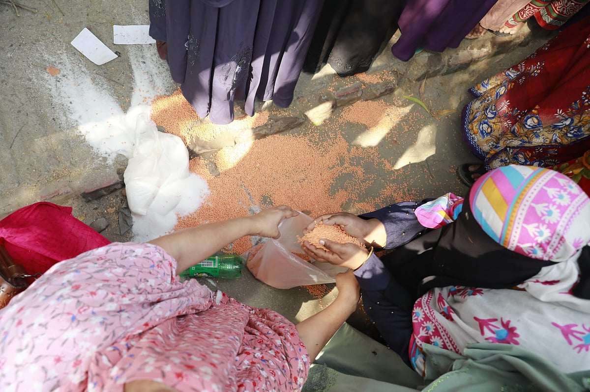 ট্রাক থেকে পণ্য নেওয়ার পরে হাত থেকে ডাল, চিনি পড়ে যায় আয়েশা আক্তারের