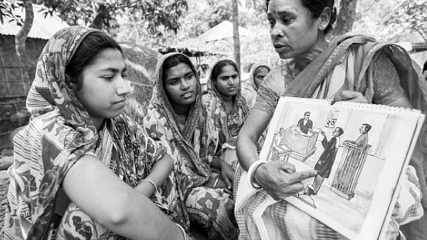 নির্যাতন ও বঞ্চনার শিকার অসহায় নারীদের সচেতন করার পাশাপাশি সেবা দিতে ব্র্যাক ১৯৮৬ সালে মানবাধিকার ও আইন সহায়তা কর্মসূচি চালু করে
