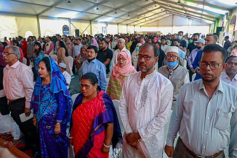 জাতীয় সংগীত শুরু হলে দাঁড়িয়ে শ্রদ্ধা জানান শিক্ষকসহ অন্যরা
