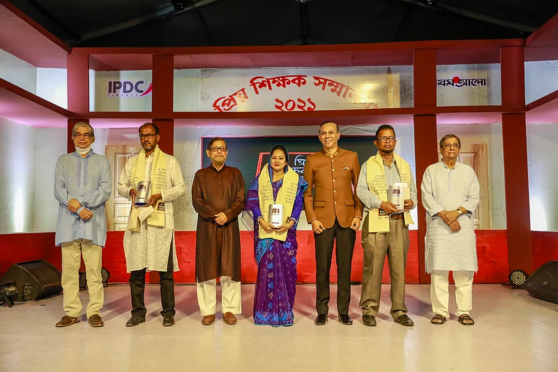 প্রিয় শিক্ষক সম্মাননা পাওয়া শিক্ষকদের সঙ্গে আমন্ত্রিত অতিথিরা