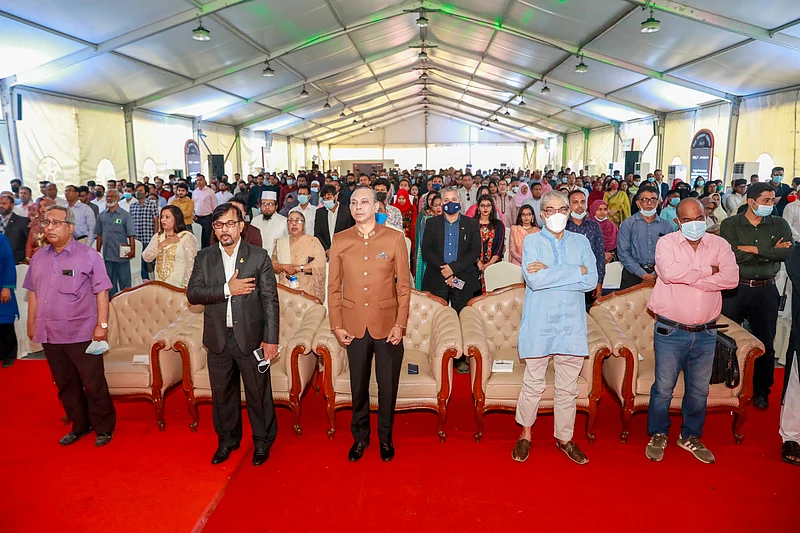 জাতীয় সংগীত শুরু হলে সবাই দাঁড়িয়ে প্রতি শ্রদ্ধা জানান