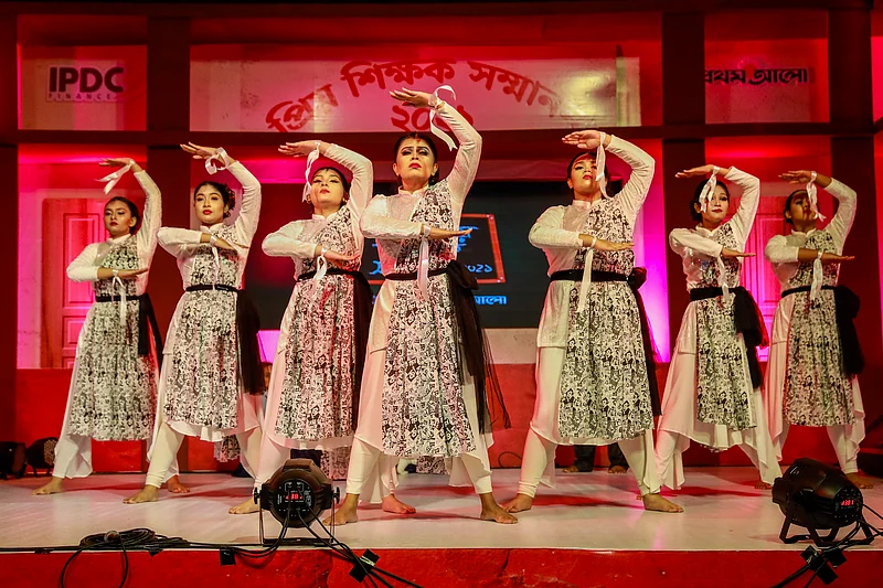 জুলফিকার রাসেলের লেখা, প্রিন্স মাহমুদের সুর ও সংগীত এবং জেমসের কণ্ঠে শিক্ষককে নিয়ে গাওয়া ‘স্যার’ শিরোনামের গানের সঙ্গে ‘নিত্যনঙ্গ’র শিল্পীদের পরিবেশনা