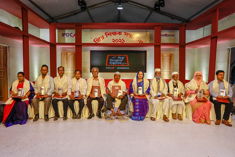 আইপিডিসি-প্রথম আলো প্রিয় শিক্ষক সম্মাননা ২০২১ অনুষ্ঠানে সম্মাননা পাওয়া শিক্ষকেরা। বাঁ থেকে মিতালী প্রভা দে, আবদুস সাত্তার, মো. হায়দার আলী, শ্রীবাস চন্দ্র বিশ্বাস, মো. শফিয়ার রহমান, মো. ছিদ্দিকুর রহমান, শাহনাজ পারভীন, এস এম শাহাবুদ্দীন, মো. আবুল কালাম আজাদ, রওশন আরা বেগম ও তাপস মজুমদার