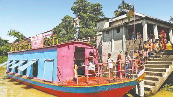 বিশেষ করে হাওরাঞ্চলের শিশুদের যাতায়াতসহ নানা সমস্যার কারণে প্রাথমিক শিক্ষা থেকে ঝরে পড়া ঠেকাতে ব্র্যাক চালু করে ভাসমান স্কুল ‘শিক্ষাতরি’