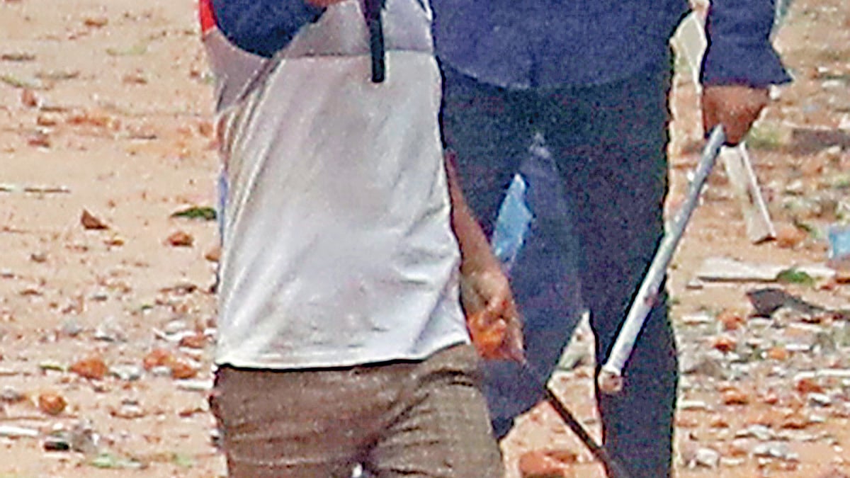 অস্ত্র হাতে যাঁরা সংঘর্ষে লিপ্ত হয়েছিলেন, তাদের বেশির ভাগই হেলমেট পরে এসেছিলেন