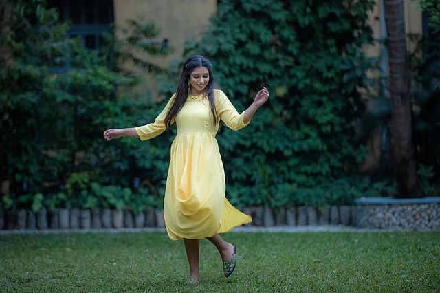 একটি মিডি ড্রেস অনেকভাবে স্টাইলিং করা যায়