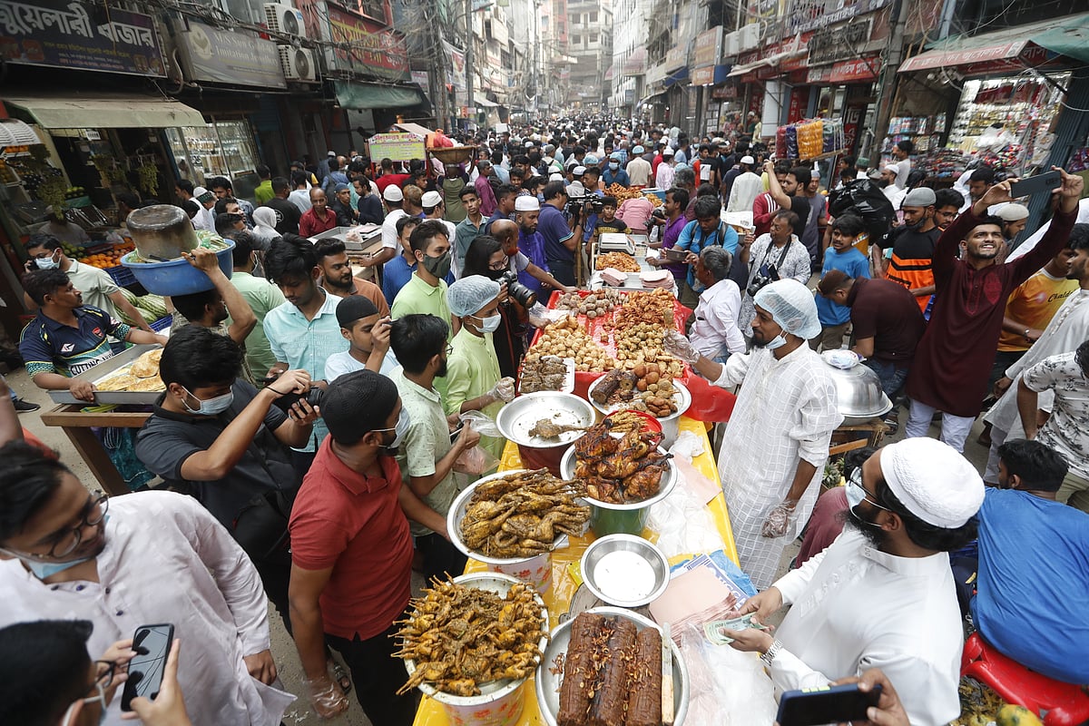 পুরান ঢাকার বিভিন্ন সড়ক ও দোকানে বাহারি ইফতারসামগ্রীর পসরা সাজিয়ে বসেছেন বিক্রেতারা
