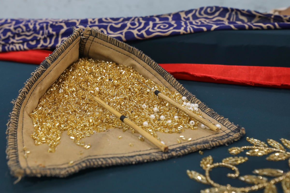 কাপড়ের ওপর রাখা হয়েছে সোনালি রঙের চুমকি