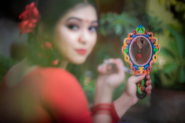 বীজ, কাঠ বা কাপড় দিয়ে তৈরি হচ্ছে দুল