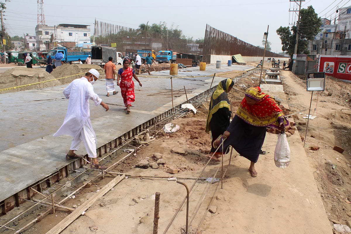 বগুড়া শহরের বারপুর এলাকায় পুরোনো দিনাজপুর সড়কের মুখে হচ্ছে উড়ালসেতু। লোকজনকে নির্মাণকাজ মাড়িয়েই পথ চলতে হয়