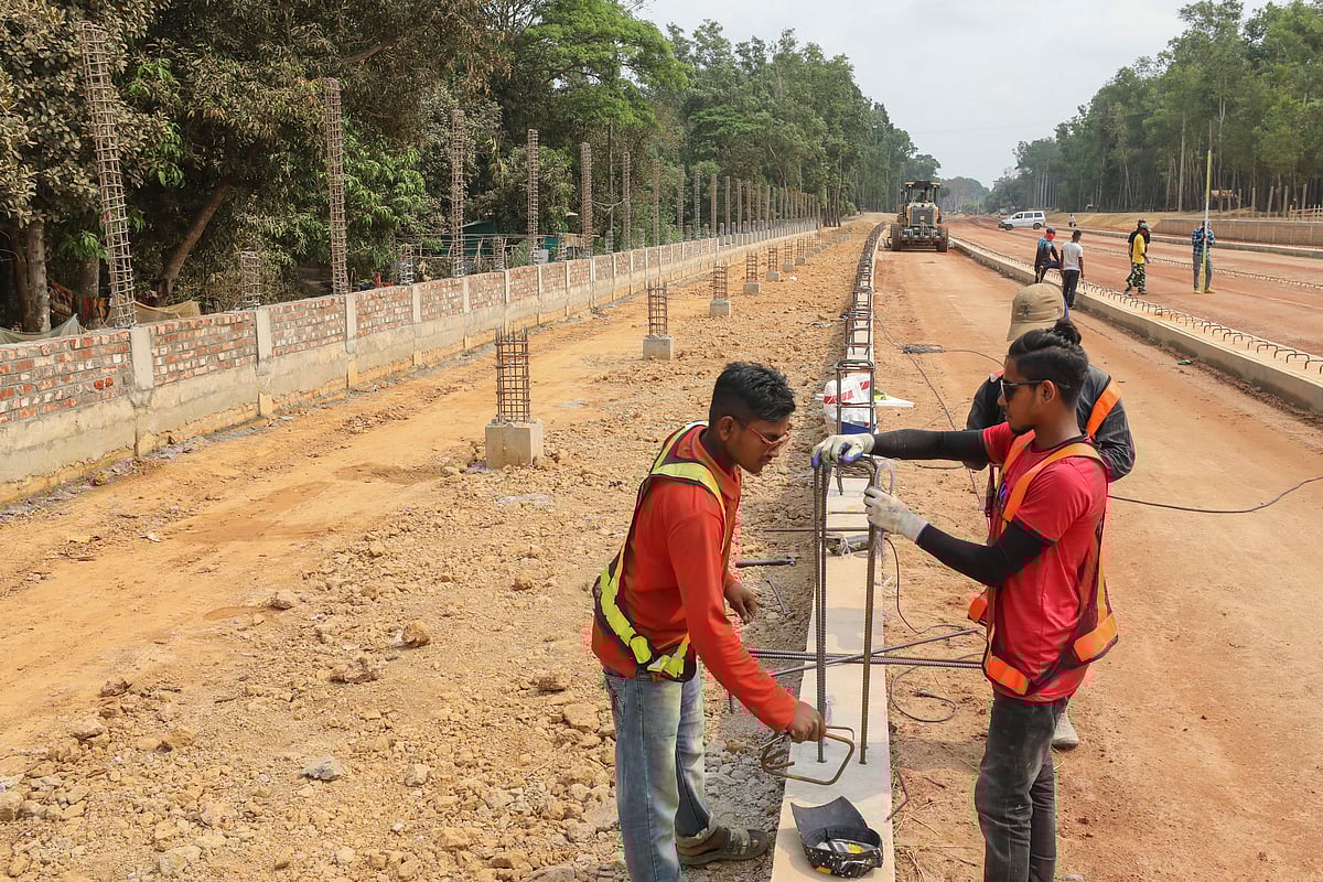  রেল চলাচলের উদ্দেশ্যে বিভিন্ন স্থানে তৈরি করা হচ্ছে রেলস্টেশন। ডুলাহাজারা এলাকা, কক্সবাজার।