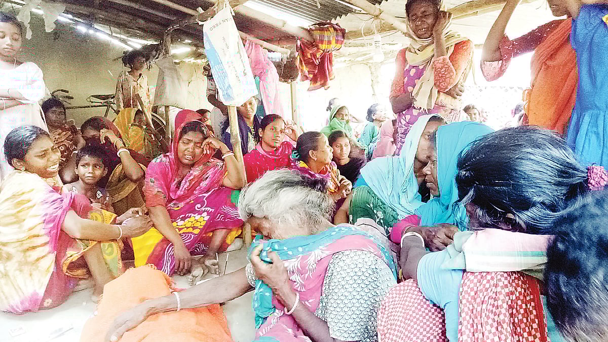 রাজশাহীর গোদাগাড়ীতে সেচের পানির জন্য বিষপানে নিহত কৃষক অভিনাথ মারান্ডির পরিবারের আহাজারি