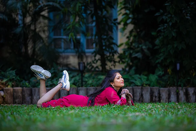 স্টাইলিশ লুকের জন্য মিডি ড্রেসে নানা রকমের লেয়ারিং করা যেতে পারে