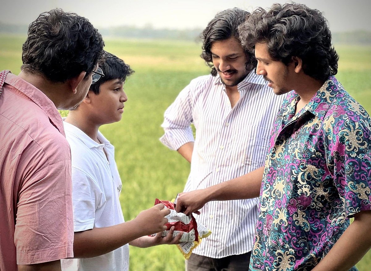 একফ্রেমে চঞ্চল, শুদ্ধ, দিব্য ও সৌম্য